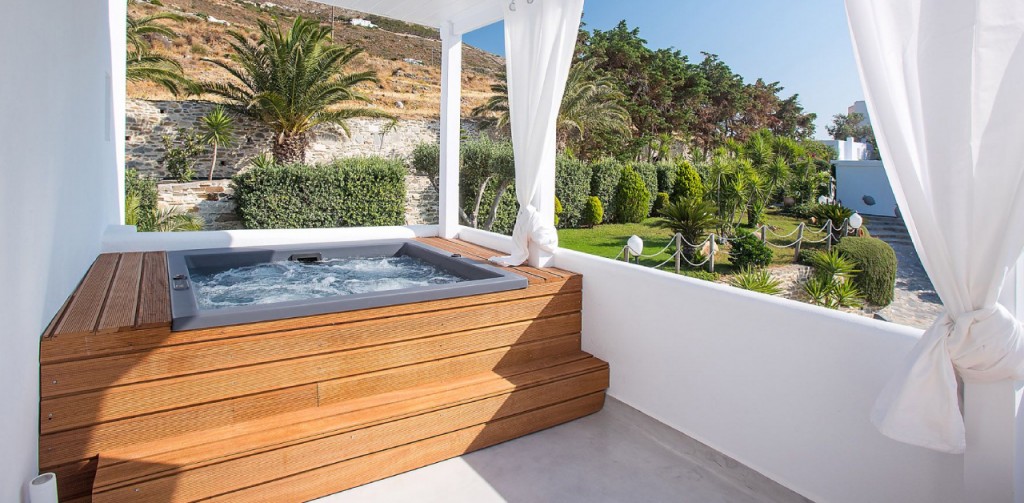 ADULTS ONLY ΑΠΟΔΡΑΣΕΙΣ